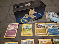 Pokémon verzameling met holo charizard, (vintage) kaarten, 2 insteekmappen, poké ball en accessoires - afbeelding 43 van  43