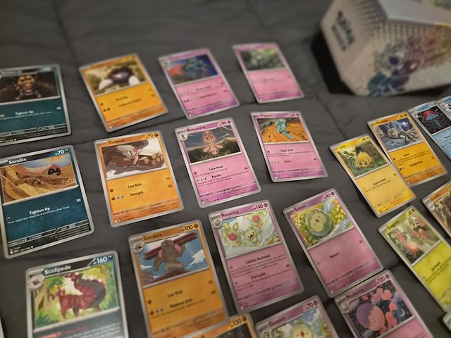 Pokémon verzameling met kaarten, insteekmap, oude kaarten, holo's, opbergdoos en accessoires - afbeelding 2 van  33