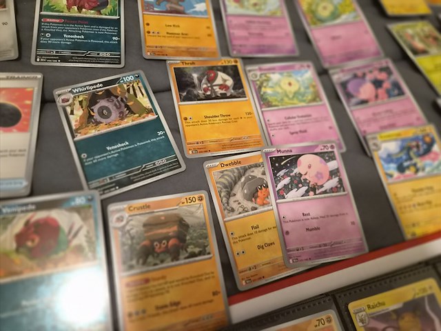 Pokémon verzameling met kaarten, insteekmap, oude kaarten, holo's, opbergdoos en accessoires - afbeelding 3 van  33