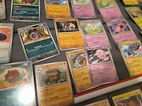 Pokémon verzameling met kaarten, insteekmap, oude kaarten, holo's, opbergdoos en accessoires - afbeelding 3 van  33