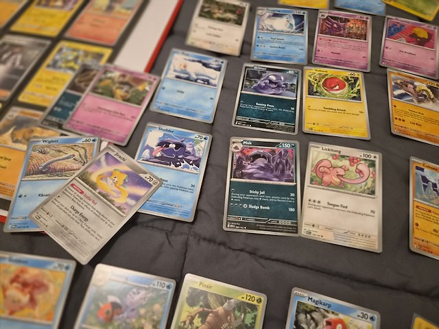 Pokémon verzameling met kaarten, insteekmap, oude kaarten, holo's, opbergdoos en accessoires - afbeelding 8 van  33
