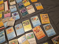 Pokémon verzameling met kaarten, insteekmap, oude kaarten, holo's, opbergdoos en accessoires - afbeelding 9 van  33