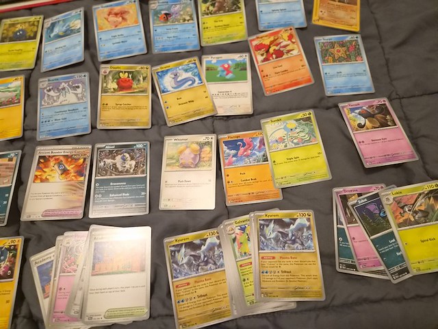 Pokémon verzameling met kaarten, insteekmap, oude kaarten, holo's, opbergdoos en accessoires - afbeelding 10 van  33
