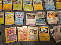 Pokémon verzameling met kaarten, insteekmap, oude kaarten, holo's, opbergdoos en accessoires - afbeelding 11 van  33