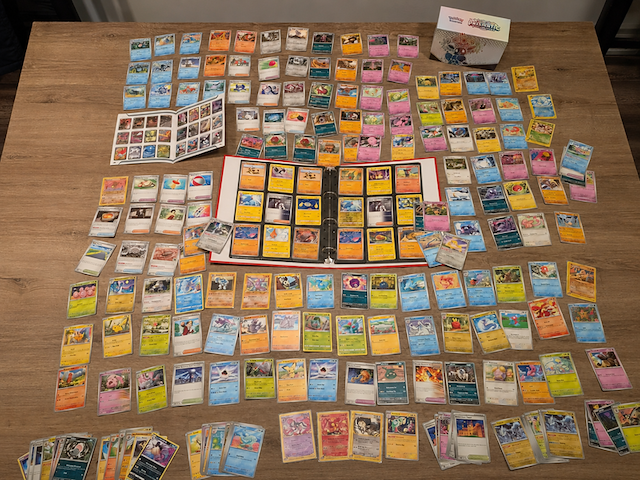 Pokémon verzameling met kaarten, insteekmap, oude kaarten, holo's, opbergdoos en accessoires - afbeelding 1 van  33