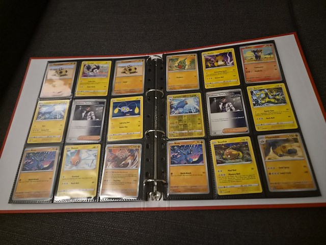 Pokémon verzameling met kaarten, insteekmap, oude kaarten, holo's, opbergdoos en accessoires - afbeelding 20 van  33