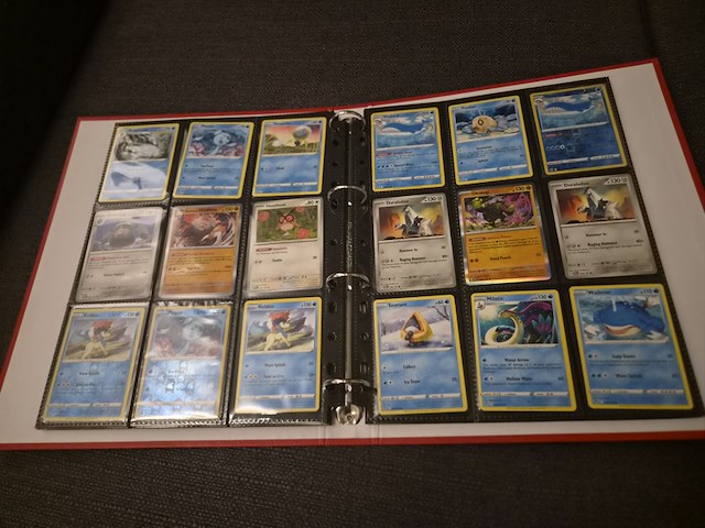 Pokémon verzameling met kaarten, insteekmap, oude kaarten, holo's, opbergdoos en accessoires - afbeelding 21 van  33