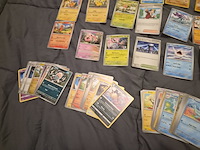 Pokémon verzameling met kaarten, insteekmap, oude kaarten, holo's, opbergdoos en accessoires - afbeelding 12 van  33