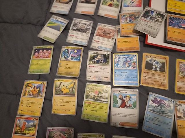Pokémon verzameling met kaarten, insteekmap, oude kaarten, holo's, opbergdoos en accessoires - afbeelding 23 van  33