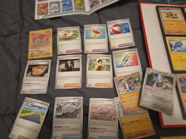 Pokémon verzameling met kaarten, insteekmap, oude kaarten, holo's, opbergdoos en accessoires - afbeelding 28 van  33