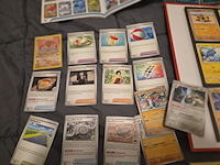 Pokémon verzameling met kaarten, insteekmap, oude kaarten, holo's, opbergdoos en accessoires - afbeelding 28 van  33