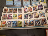 Pokémon verzameling met kaarten, insteekmap, oude kaarten, holo's, opbergdoos en accessoires - afbeelding 29 van  33