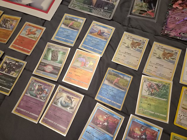 Pokémon verzameling met vintage kaarten, ge-grade kaart, rares, gevulde mappen, poster en meer - afbeelding 10 van  43