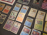 Pokémon verzameling met vintage kaarten, ge-grade kaart, rares, gevulde mappen, poster en meer - afbeelding 10 van  43