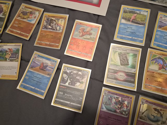 Pokémon verzameling met vintage kaarten, ge-grade kaart, rares, gevulde mappen, poster en meer - afbeelding 12 van  43