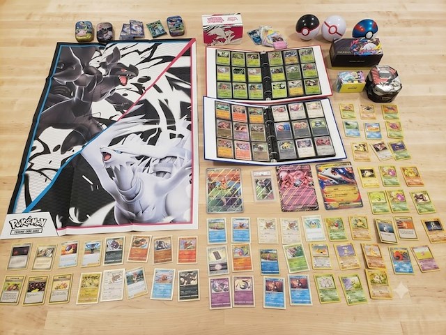 Pokémon verzameling met vintage kaarten, ge-grade kaart, rares, gevulde mappen, poster en meer - afbeelding 1 van  43