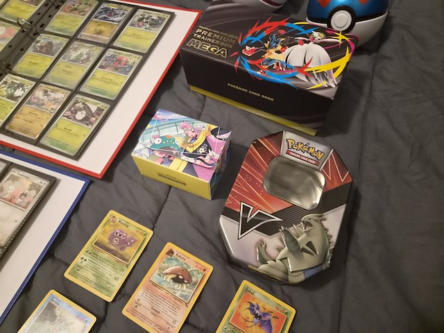 Pokémon verzameling met vintage kaarten, ge-grade kaart, rares, gevulde mappen, poster en meer - afbeelding 21 van  43