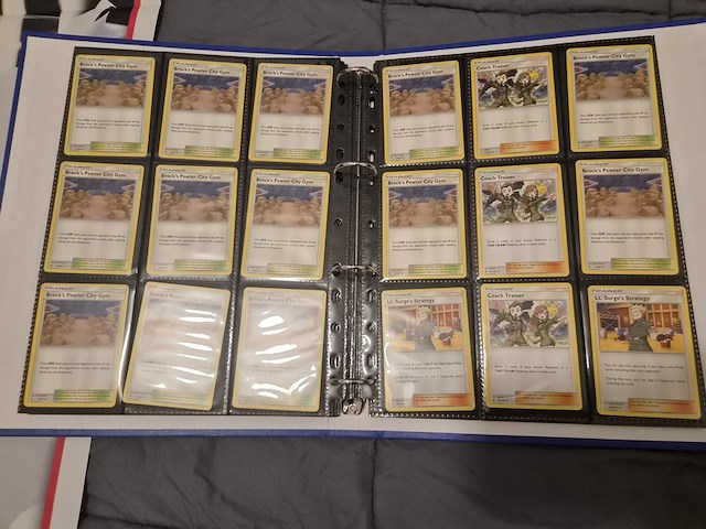 Pokémon verzameling met vintage kaarten, ge-grade kaart, rares, gevulde mappen, poster en meer - afbeelding 28 van  43