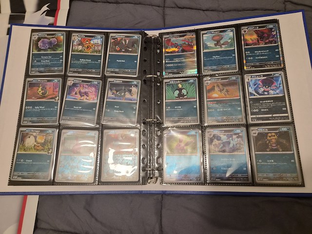 Pokémon verzameling met vintage kaarten, ge-grade kaart, rares, gevulde mappen, poster en meer - afbeelding 29 van  43