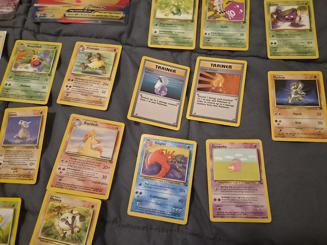 Pokémon verzameling met vintage kaarten, ge-grade kaart, rares, gevulde mappen, poster en meer - afbeelding 2 van  43