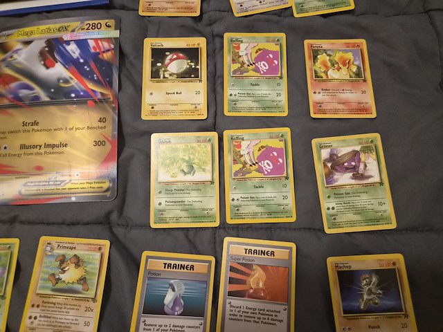 Pokémon verzameling met vintage kaarten, ge-grade kaart, rares, gevulde mappen, poster en meer - afbeelding 3 van  43