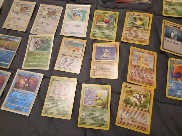 Pokémon verzameling met vintage kaarten, ge-grade kaart, rares, gevulde mappen, poster en meer - afbeelding 9 van  43