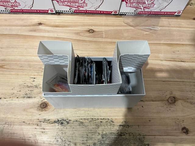 Pokemon white flare etb’s - afbeelding 3 van  6