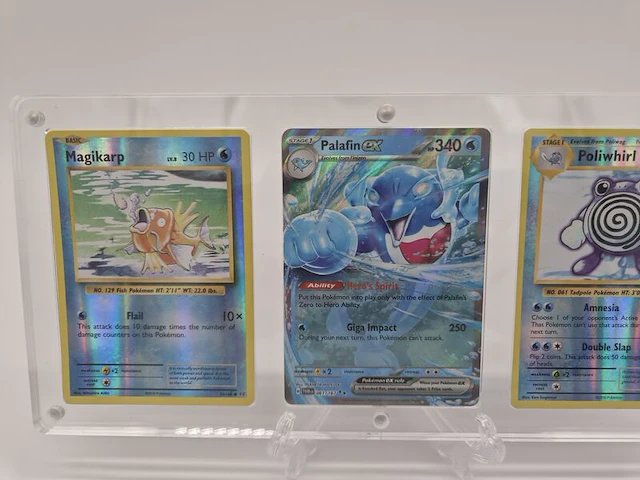 Pokémonkaarten – magikarp, palafin ex & poliwhirl – inclusief magnetische display en standaard - afbeelding 8 van  12
