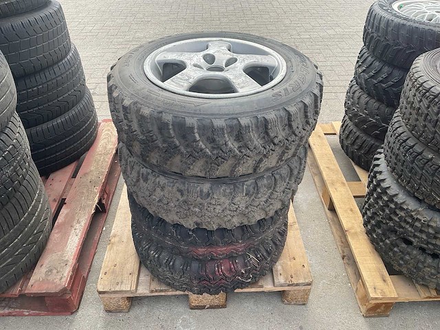 Polaris cross band met velg 195/65r15 (4x) - afbeelding 1 van  6