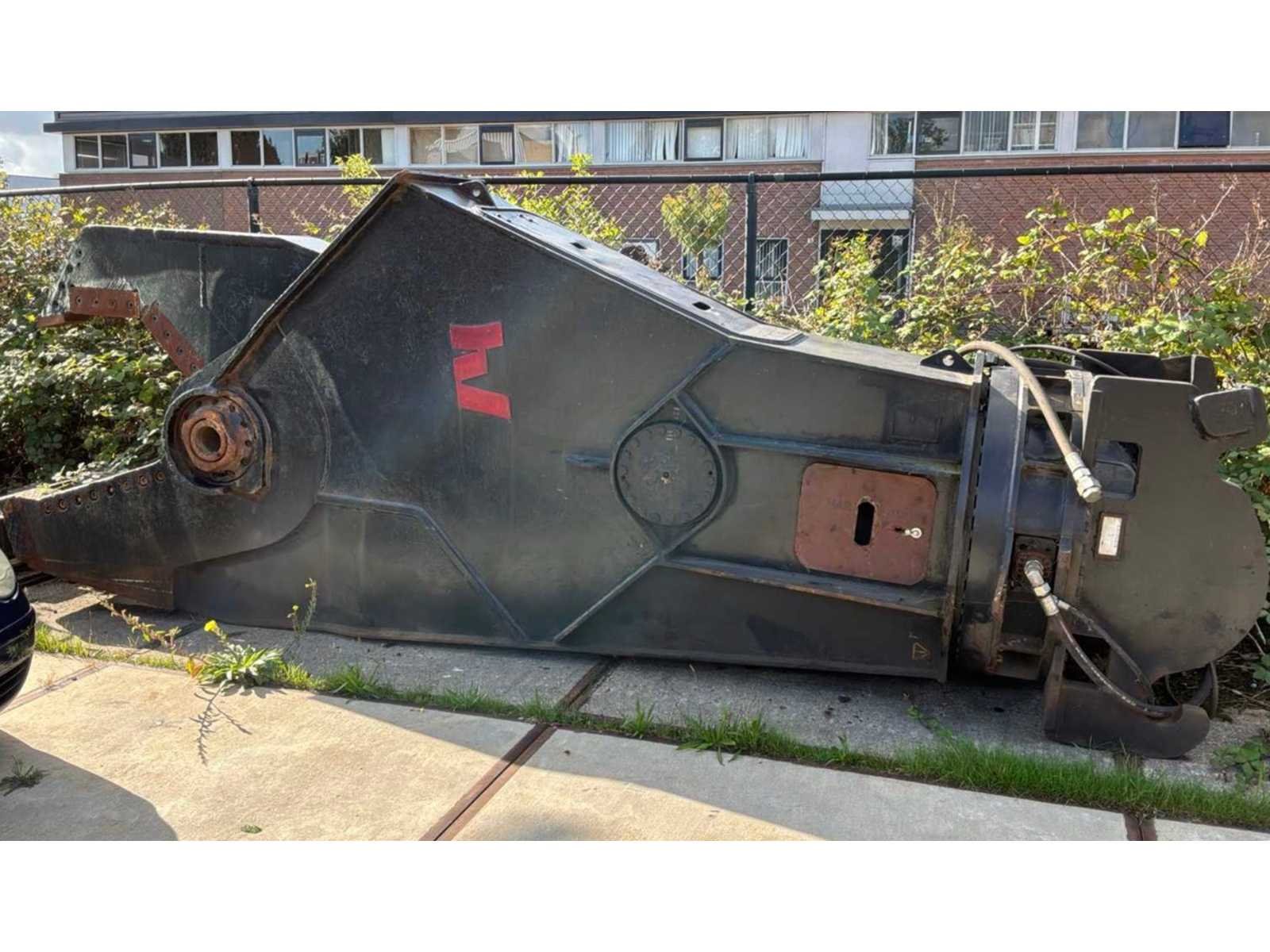 Poliepgrijpers, sorteergrijpers, crushers, grondverzetmachines en uitrustingsstukken