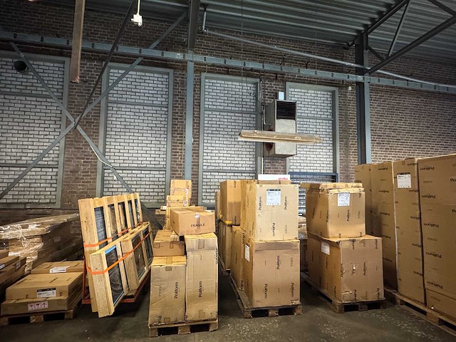 Poliform spa - artex - interieur o.a. luxe keukenopstelling, inloopkledingkast en boekenwand - afbeelding 2 van  8