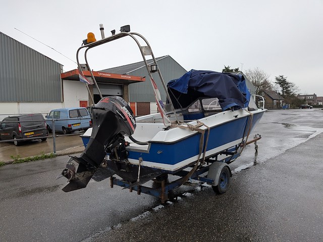 Polyerster boot met trailer - afbeelding 38 van  41