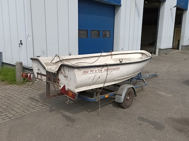 Polyester boot, pl39fish met boottrailer - afbeelding 1 van  10