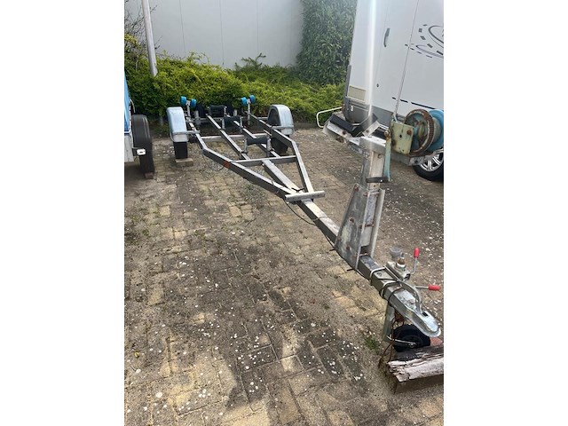 Polyester kajuitboot, kmv, met mercury f 15 el buitenboordmotor op pega boottrailer - afbeelding 3 van  31