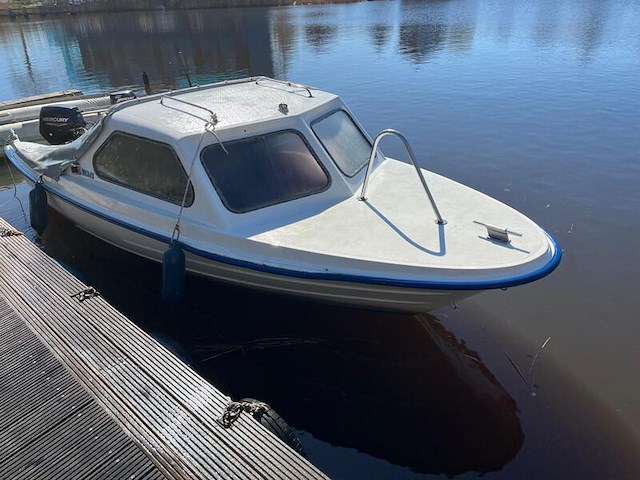 Polyester kajuitboot, kmv, met mercury f 15 el buitenboordmotor op pega boottrailer - afbeelding 1 van  31