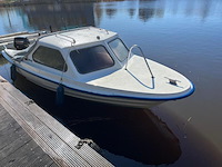 Polyester kajuitboot, kmv, met mercury f 15 el buitenboordmotor op pega boottrailer - afbeelding 1 van  31