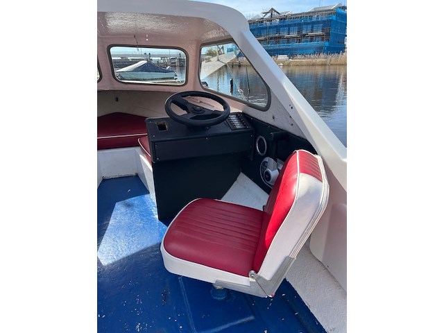 Polyester kajuitboot, kmv, met mercury f 15 el buitenboordmotor op pega boottrailer - afbeelding 13 van  31