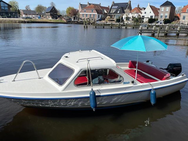 Polyester kajuitboot, kmv, met mercury f 15 el buitenboordmotor op pega boottrailer - afbeelding 15 van  31