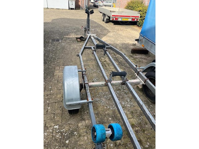 Polyester kajuitboot, kmv, met mercury f 15 el buitenboordmotor op pega boottrailer - afbeelding 18 van  31