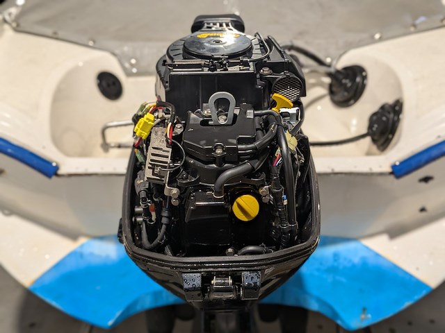 Polyester kajuitboot, kmv, met mercury f 15 el buitenboordmotor op pega boottrailer - afbeelding 21 van  31