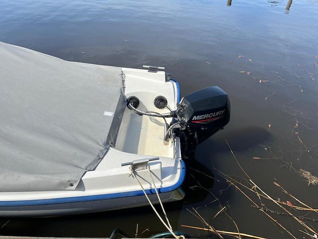 Polyester kajuitboot, kmv, met mercury f 15 el buitenboordmotor op pega boottrailer - afbeelding 12 van  31