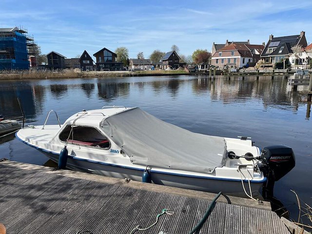 Polyester kajuitboot, kmv, met mercury f 15 el buitenboordmotor op pega boottrailer - afbeelding 27 van  31