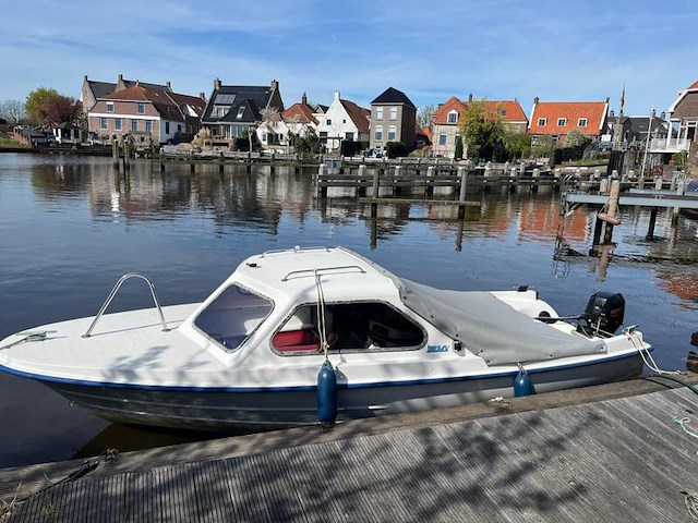 Polyester kajuitboot, kmv, met mercury f 15 el buitenboordmotor op pega boottrailer - afbeelding 28 van  31