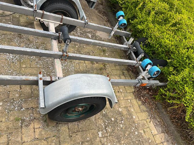 Polyester kajuitboot, kmv, met mercury f 15 el buitenboordmotor op pega boottrailer - afbeelding 30 van  31