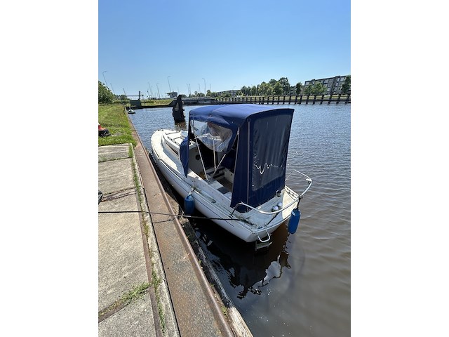 Polyester kajuitzeilboot met inboard motor - afbeelding 8 van  15