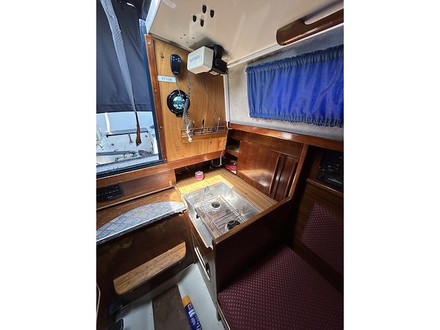 Polyester kajuitzeilboot met inboard motor - afbeelding 13 van  15