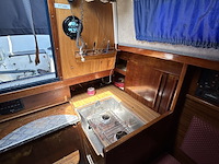 Polyester kajuitzeilboot met inboard motor - afbeelding 13 van  15