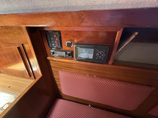 Polyester kajuitzeilboot met inboard motor - afbeelding 14 van  15