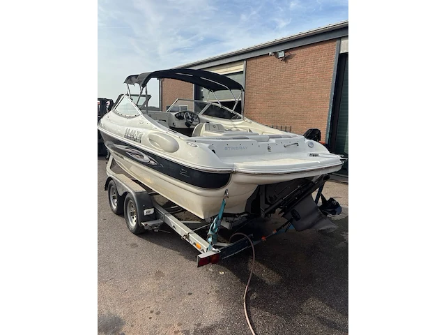 Polyester speedboot met inboard motor, stingray, (58-02-yn) - afbeelding 36 van  40