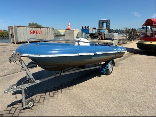 Polyester sportboot/sloep met tohatsu 9.8 pk buitenboordmotor en trailer - afbeelding 1 van  7